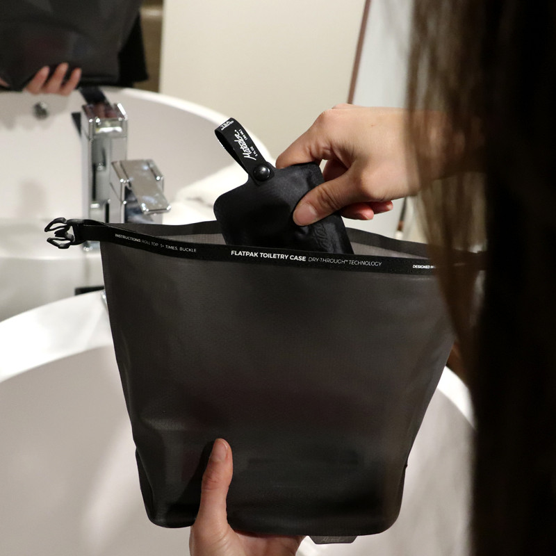 Matador フラットパック トイレトリーケース Charcoal - Peach公式