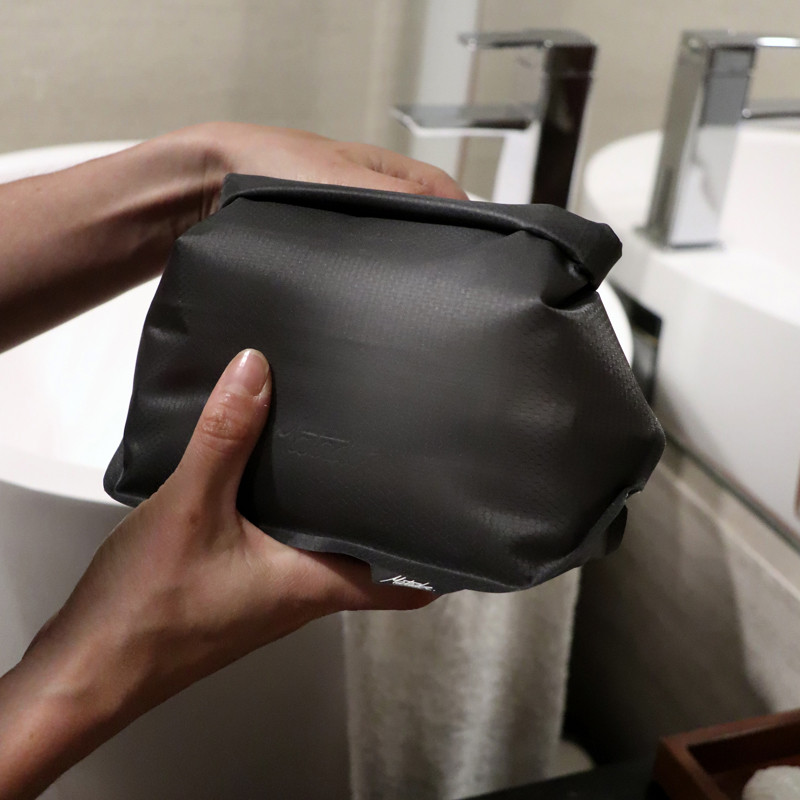 Matador フラットパック トイレトリーケース Charcoal - Peach公式