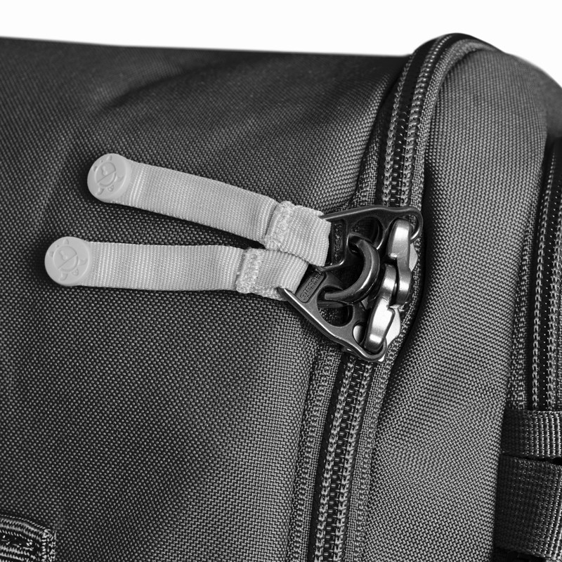 Pacsafe GO キャリーオン 34Lバックパック Jet Black - Peach Pacsafe GO キャリーオン 34Lバックパック Jet Black - Peach